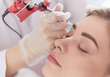 Kırmızı dudaklı genç bir kız kalıcı makyaj, mikro pigmentasyon