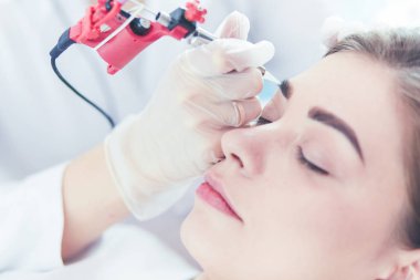 Kırmızı dudaklı genç bir kız kalıcı makyaj, mikro pigmentasyon