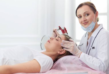 Kırmızı dudaklı genç bir kız kalıcı makyaj, mikro pigmentasyon