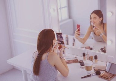 Ayna önünde akıllı telefon ile makyaj eğitimi filme Güzellik blogger