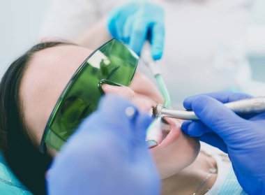 Diş hekimi ve diş hekimlerindeki hasta.