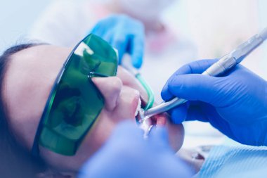 Diş hekimi ve diş hekimlerindeki hasta.