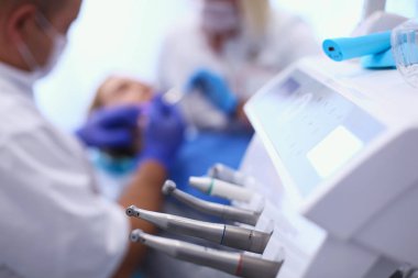 Diş hekimliği bürosunda farklı diş aletleri ve aletleri