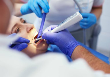 Doktor ve hasta diş kliniğinde.