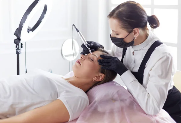 Microblading sopracciglia flusso di lavoro in un salone di bellezza. — Foto Stock