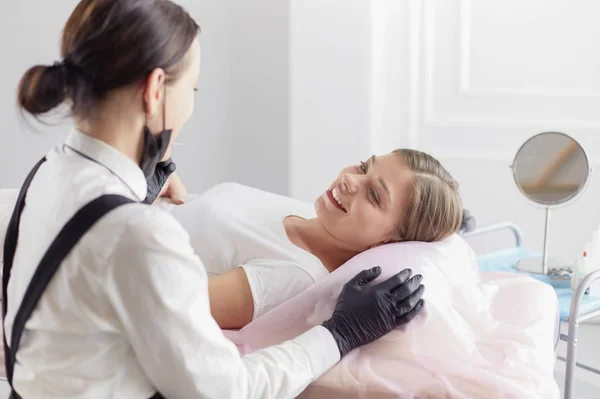 Giovane donna sottoposta a procedura di trucco permanente del sopracciglio nel salone di bellezza — Foto Stock