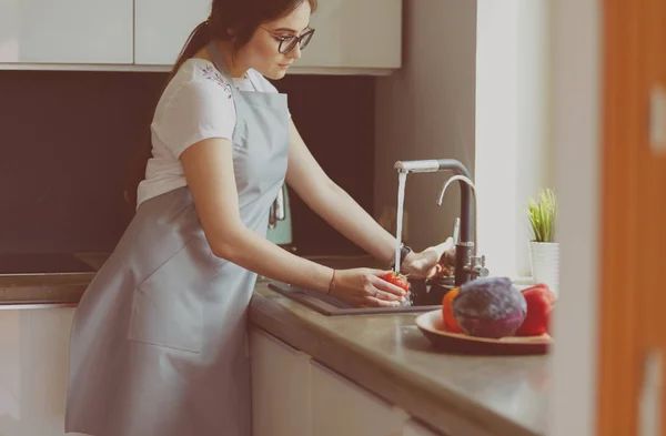 Mulher lavando tomates na pia da cozinha de perto — Fotografia de Stock