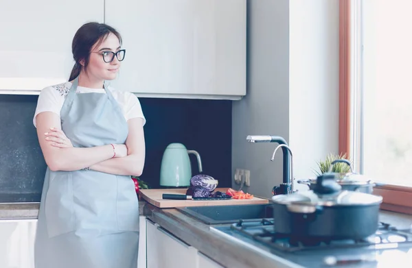 Женщина готовит на новой кухне здоровую пищу из овощей — стоковое фото