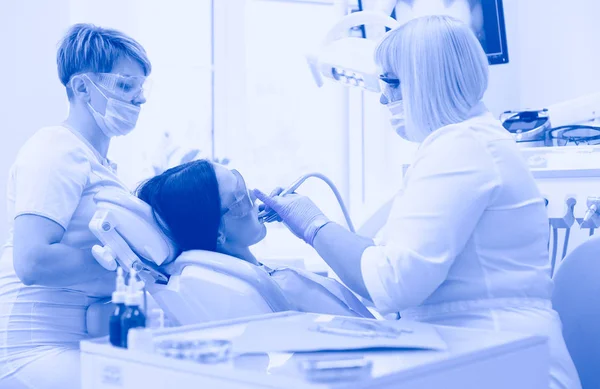 Здоровий пацієнт в стоматологічному кабінеті профілактика карієсу — стокове фото