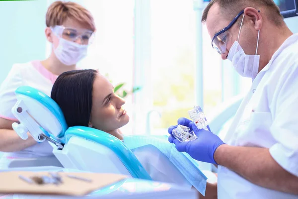 Dentist and his assistant carrying out a thorough examination — Stock Photo, Image
