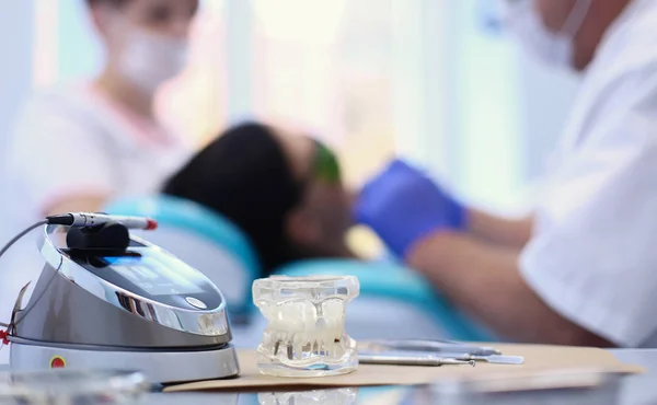 Zahnmedizinische Geräte Werkzeuge Zahnarzt Medizin auf dem Schreibtisch — Stockfoto