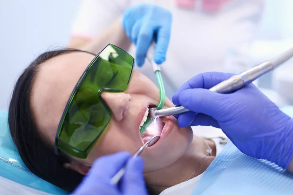 Equipo dental y paciente en cirugía de dentistas —  Fotos de Stock