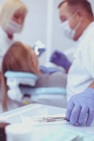 Detalj av hand håller dentala verktyg i tandvårdskliniken. Tandläkarkoncept — Stockfoto