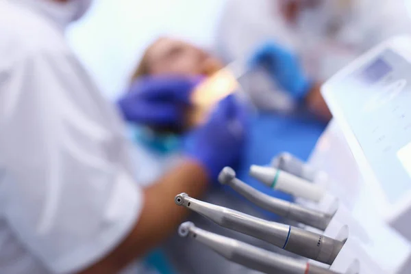 Diş hekimliği bürosunda farklı diş aletleri ve aletleri — Stok fotoğraf