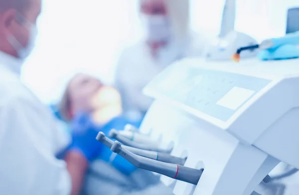 Różne przyrządy i narzędzia dentystyczne w gabinecie dentystycznym — Zdjęcie stockowe