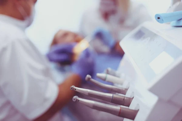 Diferentes instrumentos y herramientas dentales en un consultorio de dentistas —  Fotos de Stock