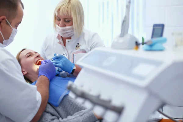 Arts en patiënt in de tandheelkundige kliniek — Stockfoto