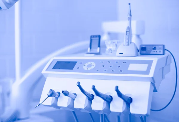 Různé zubní nástroje a nástroje v ordinaci zubního lékaře — Stock fotografie
