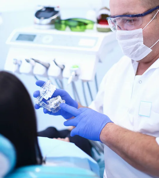 Retrato de um dentista que trata dentes de paciente jovem — Fotografia de Stock