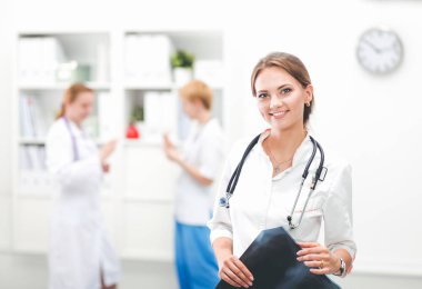 Hastanede steteskoplu gülümseyen doktor kadın.
