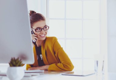 ofis telefon laptop ile oturuyor ve iş kadını
