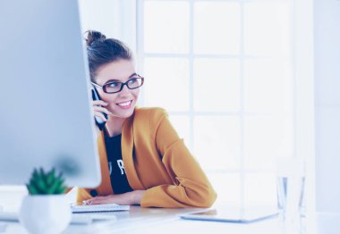 ofis telefon laptop ile oturuyor ve iş kadını