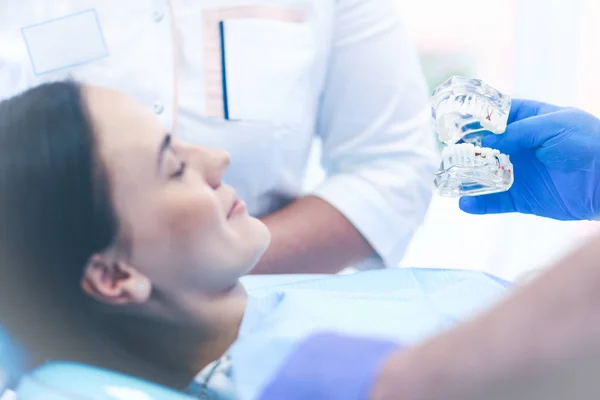 Portret van een tandarts die tanden van jonge vrouw patiënt behandelt — Stockfoto