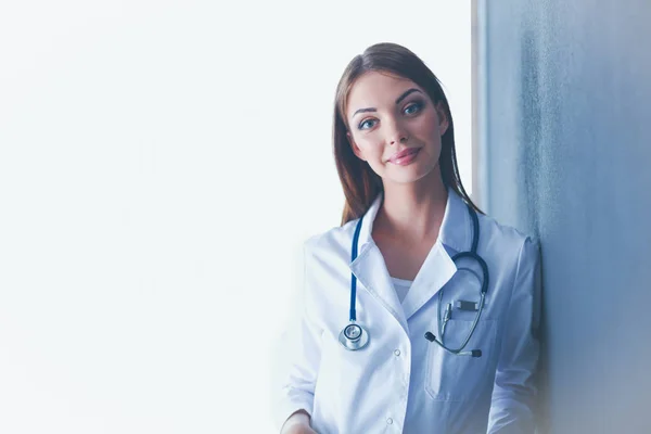 Portrait de femme médecin debout sur fond blanc isolé. Femme médecin. — Photo