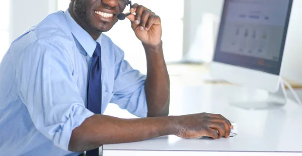 Homme d'affaires afro-américain sur casque de travail sur son ordinateur portable — Photo