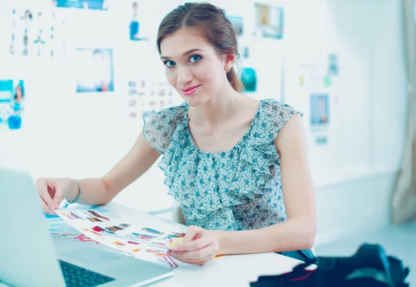 Ofis Masaları dizüstü bilgisayar kullanarak genç iş kadını — Stok fotoğraf