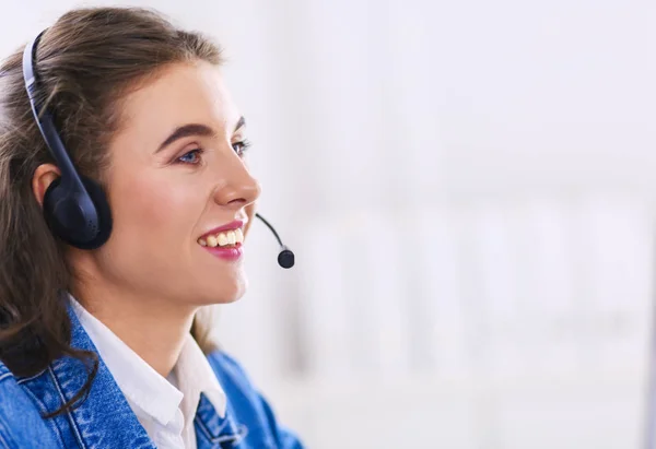 Portrait de belle femme d'affaires travaillant à son bureau avec casque et ordinateur portable — Photo