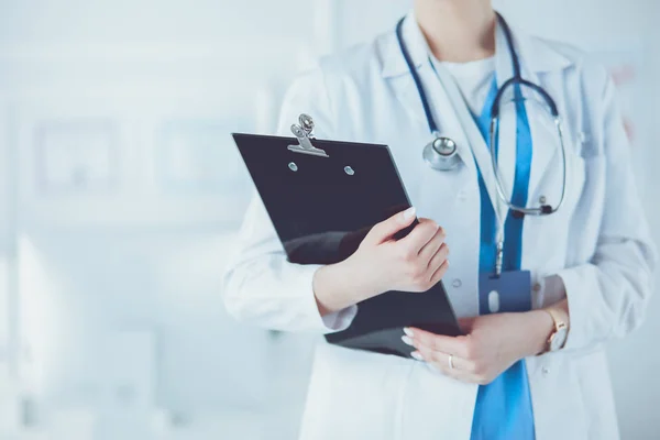 Lächelnde Ärztin mit Ordner in Uniform im Stehen — Stockfoto