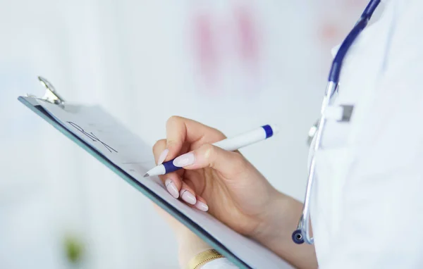 여성 의사는 빈 처방전 서류를 가지고 있다. 사무실 병원 — 스톡 사진
