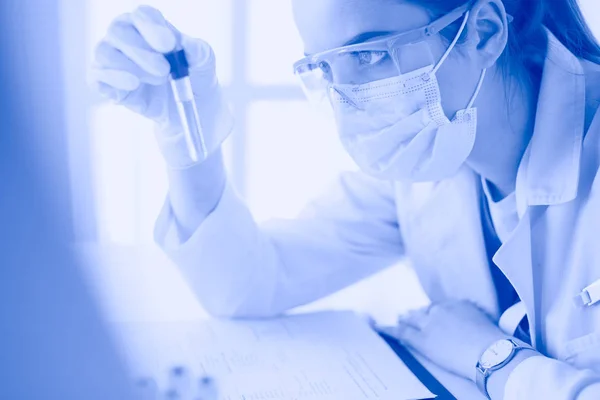 Investigador, médico, científico o asistente de laboratorio que trabaja con tubos médicos plásticos en un laboratorio u hospital moderno —  Fotos de Stock