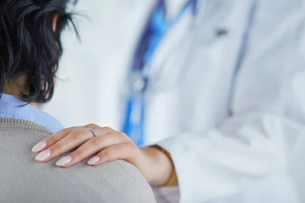 Female doctor giving a consultation to a patient and explaining medical informations and diagnosis — Stock Photo, Image