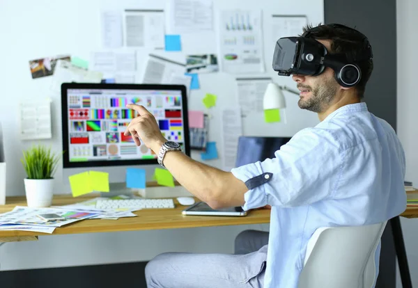 Joven programador de software masculino probando una nueva aplicación con gafas de realidad virtual 3d en la oficina . — Foto de Stock