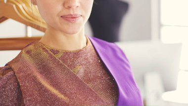 Askıları olan güzel bir stilist.