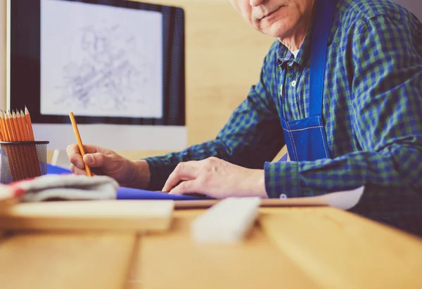 Arquiteto trabalhando na mesa de desenho no escritório — Fotografia de Stock