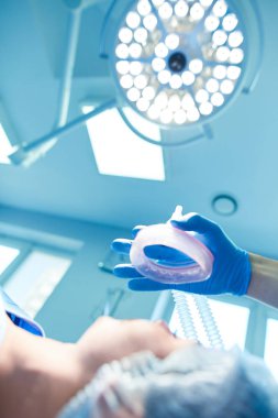 Ameliyathanede çalışan bir cerrah.