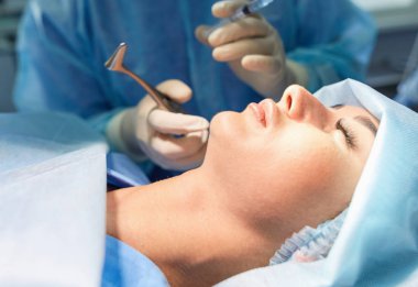 Ameliyathanede çalışan bir cerrah.