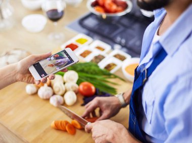 Adam ev mutfağında lezzetli ve sağlıklı yemekler hazırlıyor.