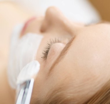 Spa yüz maskesi uygulaması. Spa güzelliği organik yüz maskesi uygulaması..