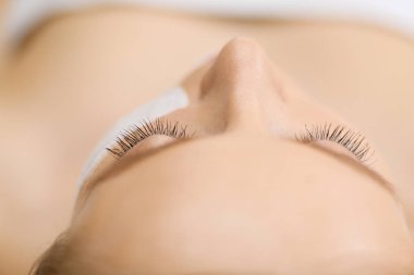 Spa yüz maskesi uygulaması. Spa güzelliği organik yüz maskesi uygulaması..