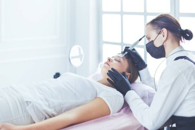 Mikroplu kaşlar güzellik salonunda akıyor..