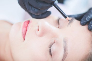 Kalıcı Kalıcı Kaşlara Makyaj Uygulayan Kozmetikçi