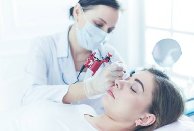 Kırmızı dudaklı genç bir kız kalıcı makyaj, mikro pigmentasyon