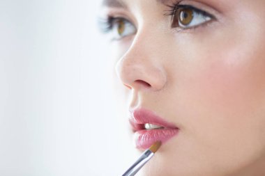 Makyaj için kozmetik toz fırça ile güzel kız. Makyaj. Mükemmel cilt için uygulama makyaj