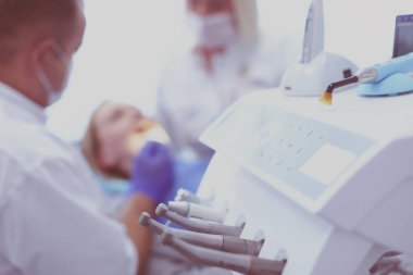 Diş hekimi ve asistanı kapsamlı bir muayene yapıyorlar.