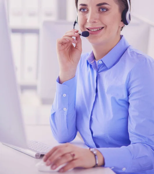 Seriös söt ung kvinna som arbetar som support telefonoperatör med headset i ämbetet — Stockfoto