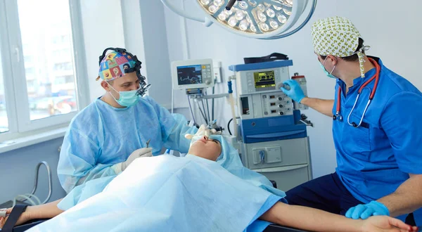 Homem cirurgião no trabalho na sala de cirurgia — Fotografia de Stock